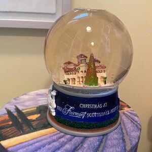 FREE GIFT @ $25 PURCHASE! Collectible Snow Globe! Like NEW!